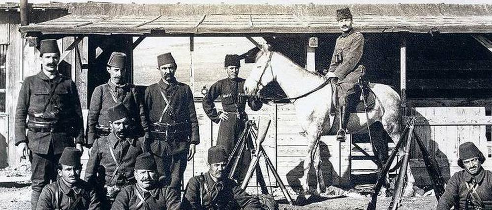 Ende 1914 fotografierte Fritz Klein die Männer des türkischen Begleitkommandos seiner Expedition. 
