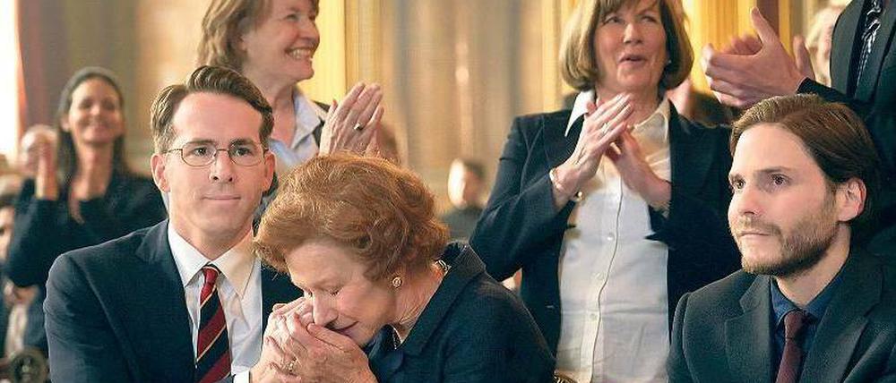 Kampf um Klimt. Maria Altmann (Helen Mirren) erstreitet die Rückgabe des "Adele"-Gemäldes. Links ihr Anwalt Randol Schoenberg (Ryan Reynolds), rechts der Journalist Hubertus Czernin (Daniel Brühl). 