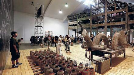 Geschichte wird gemacht. Ai Weiwei präsentiert in der „Tang Contemporary Art“-Galerie eine Ahnenhalle des 17. Jahrhunderts. 