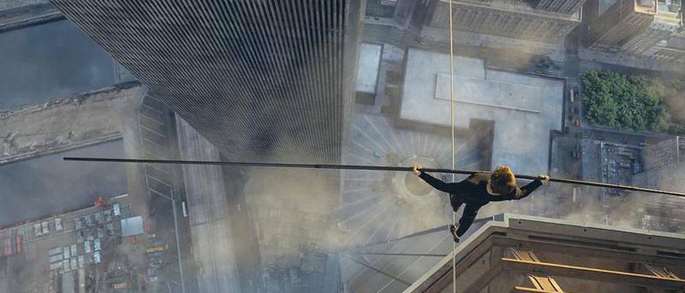 Philippe Petit (Joseph Gordon-Levitt) balanciert auf dem 60 Meter langen Seil zwischen den Türmen des World Trade Center. 