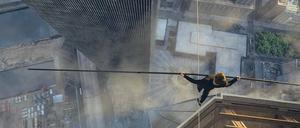 Philippe Petit (Joseph Gordon-Levitt) balanciert auf dem 60 Meter langen Seil zwischen den Türmen des World Trade Center. 