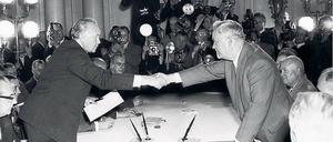Neubeginn. Am 13. September 1955 besiegelte Bundeskanzler Konrad Adenauer in Moskau mit Ministerpräsident Nikolai Bulganin die Aufnahme diplomatischer Beziehungen zwischen der Bundesrepublik Deutschland und der Sowjetunion. 