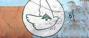 Friedenssymbol. Die Zeder der libanesischen Flagge in weißer Taube. 