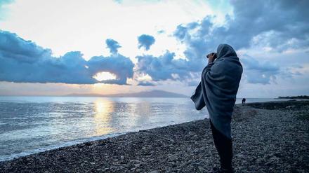 Es geht um Menschen, nicht um „Ströme“. Ein Helfer sucht am Strand von Lesbos das Meer nach Booten ab.