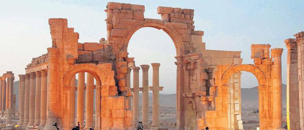 Vor der Zerstörung. Der berühmte Triumphbogen von Palmyra existiert so nicht mehr. IS-Terrormilizen sprengten ihn in die Luft, nur ein Teilbogen blieb. Foto: dpa/Youssef Badawi