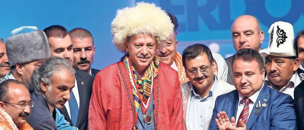 Kein Witz. Auch diese Szene ist im "Extra 3"-Spottlied zu sehen: Präsident Erdogan bei einer Parteiveranstaltung 2014, mit Perücke und turkmenischer Tracht. 