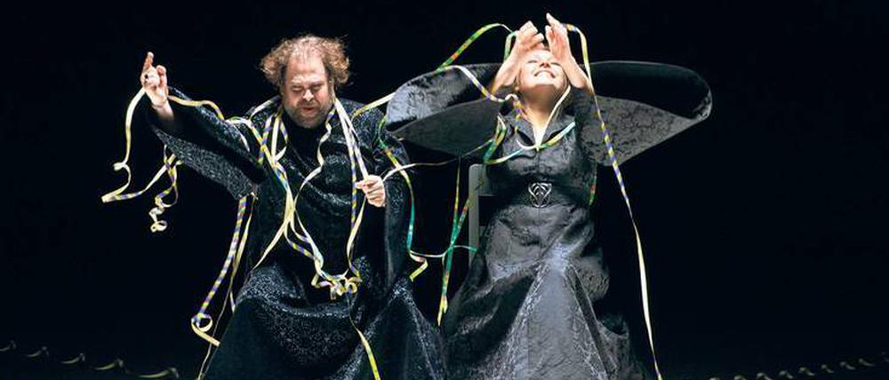 Verheddert. Markus Brück in der Rolle des Macbeth und Tatiana Serjan als Lady Macbeth. 