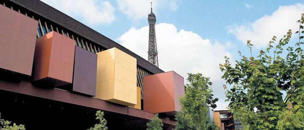 Der Museumsbau des Architekten Jean Nouvel steht inmitten eines 18 000 Quadratmeter großen Gartens, einer raren Grünfläche im dicht bebauten Paris.