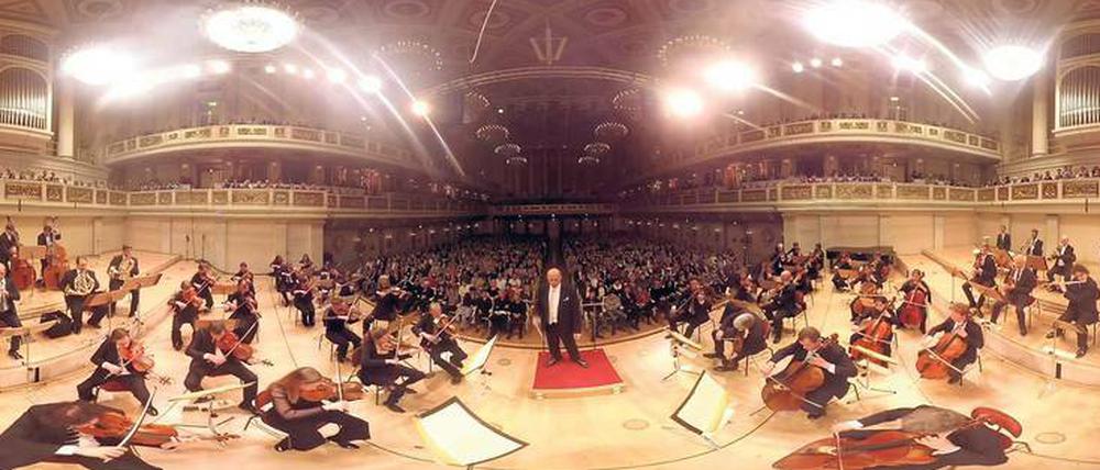 Klassik rundum. Das Konzerthausorchester wurde samt Dirigent von einem Kugelauge mit zwölf Kameras gefilmt. 