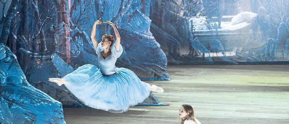 Ach wär ich auch so schwerelos! Veselina Handzhieva als Ballerina und Nadja Mchantaf als Cendrillon.  