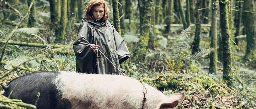 Im Wald der Deserteure. Eine selbsternannte Chefin (Léa Seydoux) führt die Flüchtlinge an. Und das Schwein im Vordergrund? Ein verwandelter Mensch.