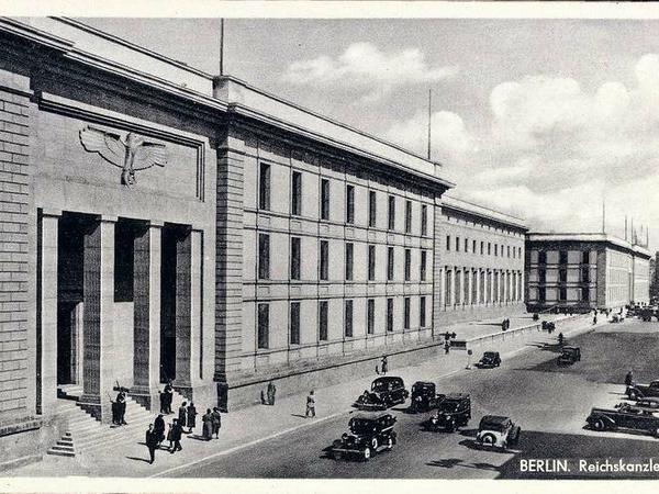 Die Neue Reichskanzlei in Berlin entlang der Voßstraße von Albert Speer, fertiggestellt 1939. 