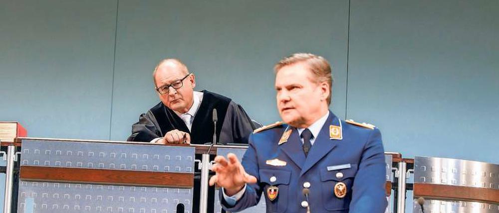 Szene aus der Dresdner Inszenierung von Schirachs „Terror“ – mit Klaußner in der Rolle des Richters und Tom Quaas als Zeuge.
