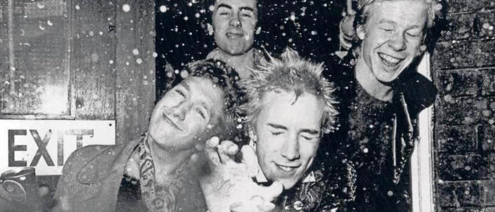 Weltenstürmer. Die Sex Pistols – Steve Jones (li.), Glen Matlock, Johnny Rotten, Paul Cook – lassen 1976 eine Dose Bier explodieren.