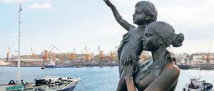In Gedanken sind wir bei dir. Statue im Hafen von Odessa.