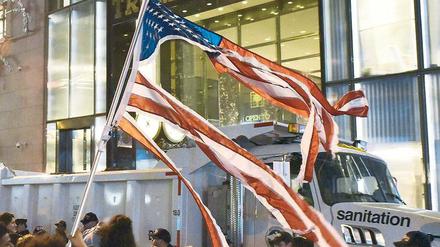 Nicht unser Präsident. Demonstranten vor dem New Yorker Trump Tower in der 5th Avenue am Tag nach der Wahl. Foto: AFP