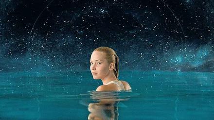 Schwimmen unter Sternen. Jennifer Lawrence zieht als Weltraumreisende einsam ihre Bahnen.