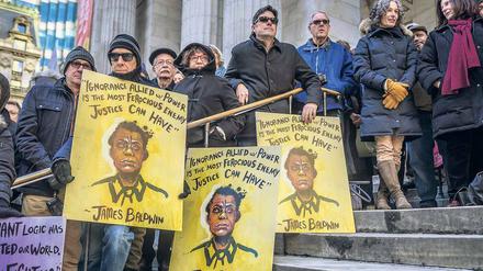 Vor der New York Public Library protestieren Schriftsteller mit einem James-Baldwin-Zitat gegen Trump.