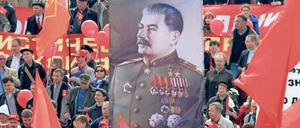 Er ist wieder da. Stalin-Fans demonstrieren mit roten Fahnen in Moskau, 1. Mai 2010. Seit einigen Jahren erlebt der Stalinkult in Russland eine neue Blüte.