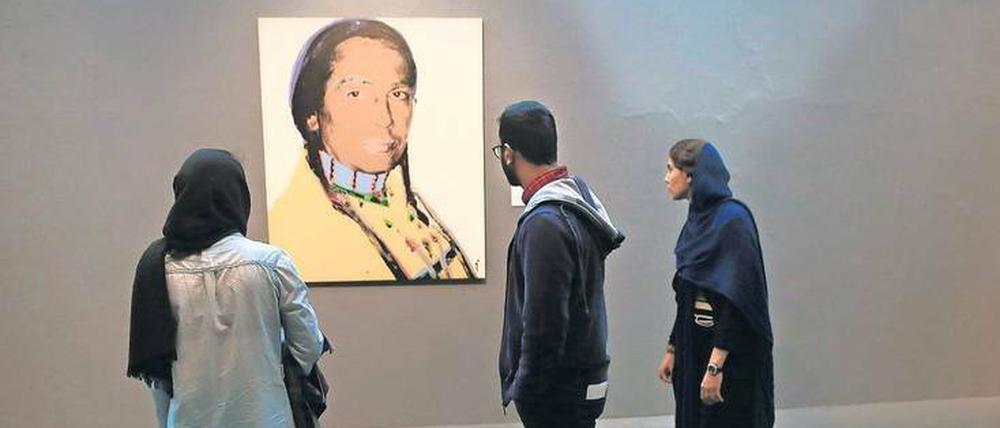 Vorspiel. Zu den gezeigten Werken im Teheraner Museum für Zeitgenössische Kunst gehört auch Andy Warhols ""The American Indian Series" (Russel Means). 