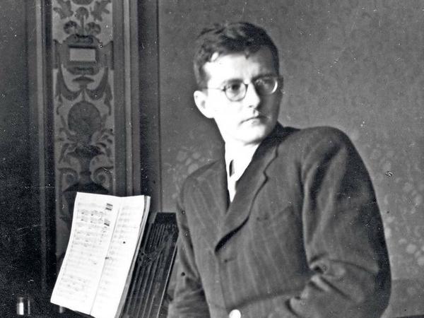 Symphonie und Ideologie. Dmitri Schostakowitsch im Jahr 1943. 