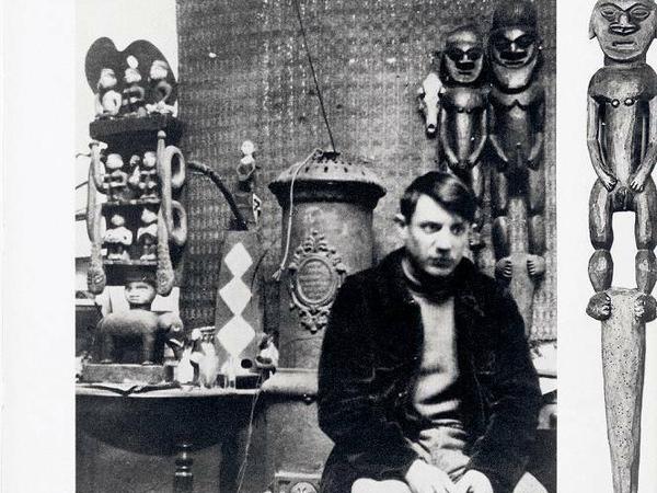 Picasso im Atelier, um 1910. Diese Fotografie erschien zum Artikel „The Wild Men of Paris“ von Gelett Burgess in der Zeitschrift „Architectural Record“ vom Mai 1910, der ersten Dokumentation der afrikanischen Objekte im Atelier des Künstlers.