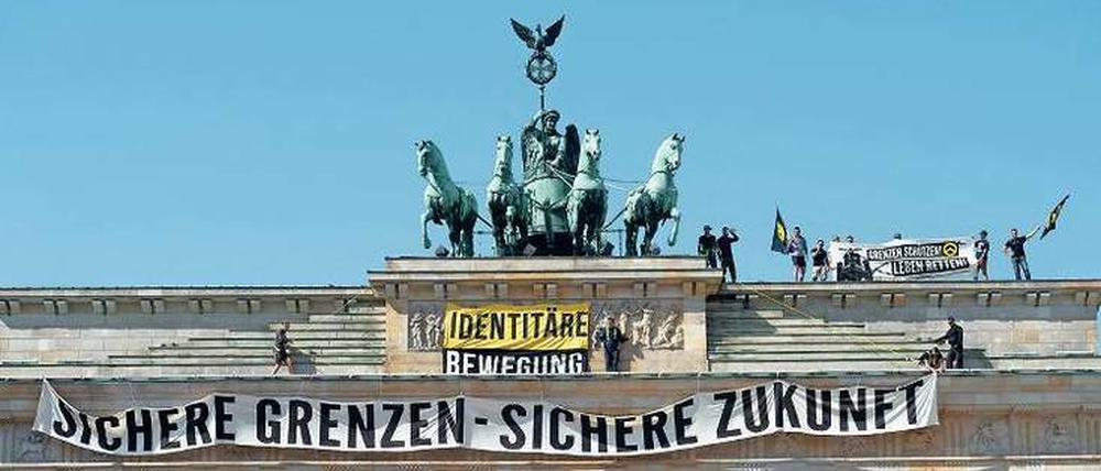 Identitäre besetzen 2016 kurzzeitig das Brandenburger Tor.
