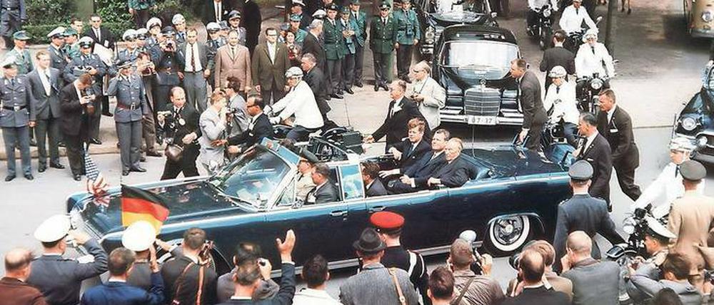 Jubeltrio. Kennedy, der Regierende Bürgermeister Willy Brandt und der deutsche Bundeskanzler Konrad Adenauer (v.l.n.r.) am 26.6.1963 in Berlin. 