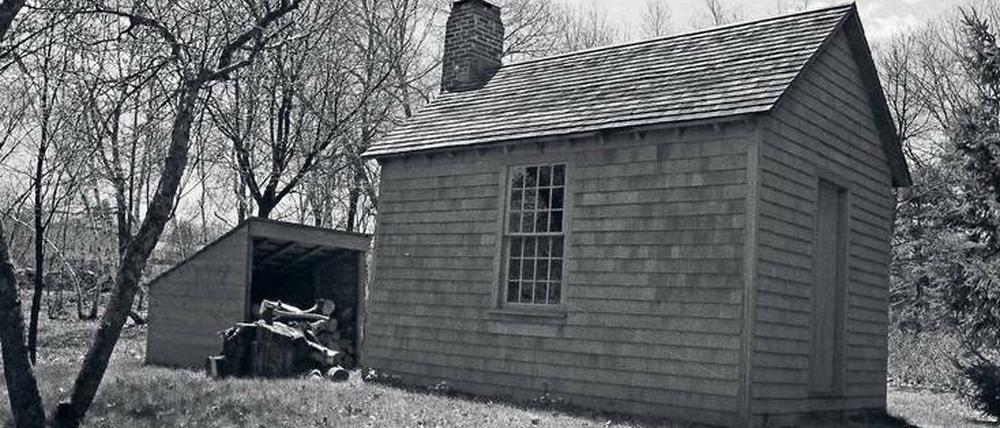 Philosophie in Holz. Nachbau der Hütte am Walden-See bei Concord, in der Henry David Thoreau zwei Jahre, zwei Monate und zwei Tage wohnte. Es war keine Emeritage, der Autor bekam beinahe täglich Besuch.