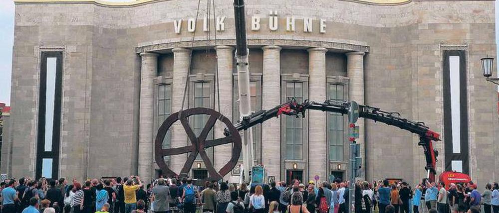 Radwechsel. Der Abbau des Räuberrades auf dem Rosa-Luxemburg-Platz Ende Juni. 
