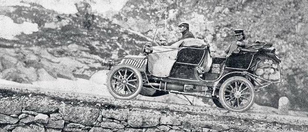 Wohlan denn, meine Pferde. Otto Julius Bierbaum, seine Frau Gemma und Chauffeur Louis Riegel 1902 im Adler-Phaeton, kurz vor dem Sankt Gotthard Hospiz.