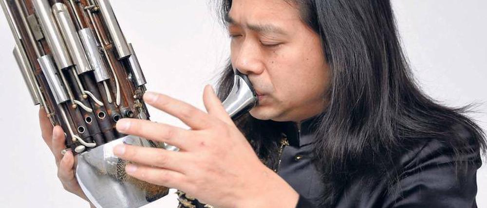 Lungenvolumen eines kleinen Wals. Für den chinesischen Musiker Wu Wei ist es ein subtiler Hochleistungssport, die Sheng zu spielen.