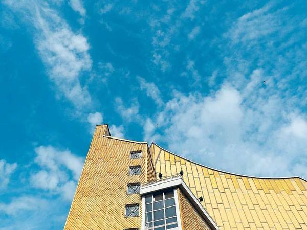 Zirkus Karajani. Die Fassade des Scharoun-Baus ist mit Aluminiumstrukturplatten verkleidet, auch das geschwungene Dach ist mit Aluminium gedeckt.