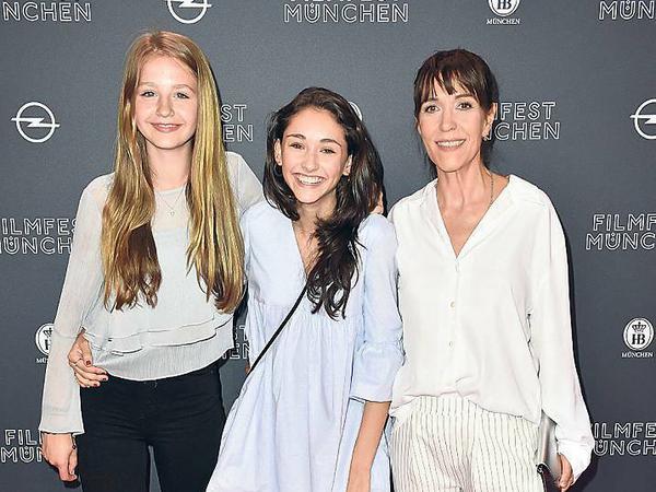 "Tigermilch"-Regisseurin Ute Wieland (r.) mit ihren Darstellerinnen Flora Li Thiemann (l.) und Emily Kusche.