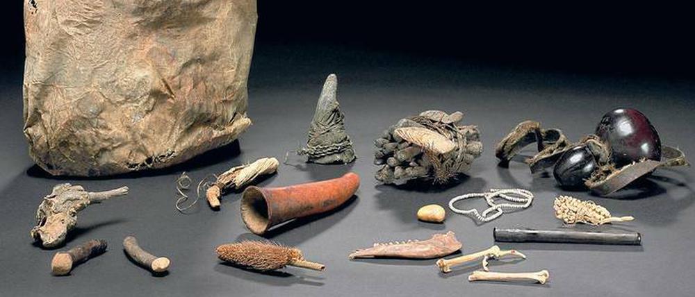 Später Fund. Ein lederner Sack aus Tansania mit Kalebassen, Vogelknochen und Hölzchen wurde durch Zufall im Depot des Ethnologischen Museums wiederentdeckt.
