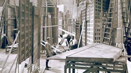 Visionen aus Holz und Papier. Kulissenbau für Fritz Langs Science-Fiction-Film „Metropolis“ in Babelsberg. 