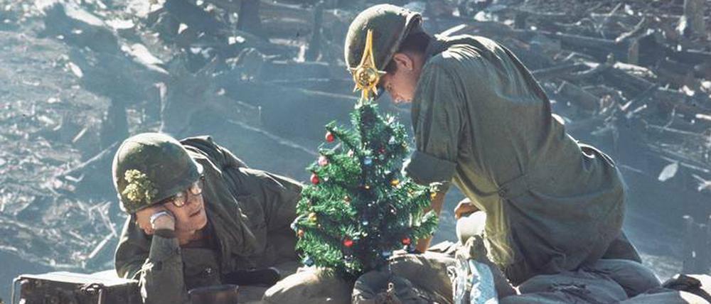 Amerikanische Soldaten am 25. Dezember 1967 auf dem Hügel 875 bei Dakto, wenige Tage nach einem massiven Angriff des Vietcongs. 