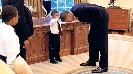 Kopfsache. Der Sohn eines Weißen-Haus-Mitarbeiters streicht Obama über die Haare, um zu prüfen, ob sie sich genau so anfühlen wie seine.