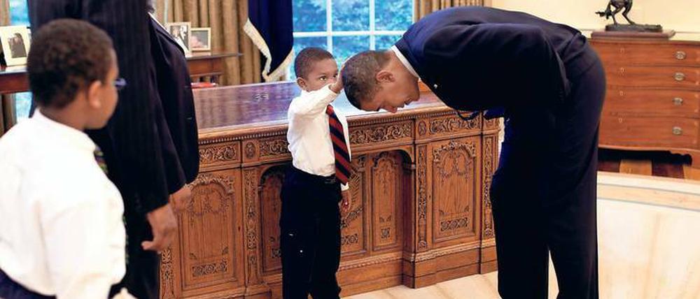 Kopfsache. Der Sohn eines Weißen-Haus-Mitarbeiters streicht Obama über die Haare, um zu prüfen, ob sie sich genau so anfühlen wie seine.