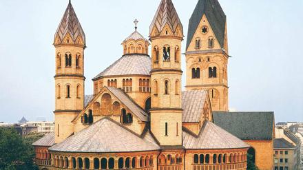Europäische Romanik. 25 Jahre dauerte der Wiederaufbau der zehn großen romanischen Kirchen Kölns – hier St. Aposteln – nach deren Zerstörung im Zweiten Weltkrieg. Vollendet wurden sie zum „Europäischen Denkmalschutzjahr“ 1975. 