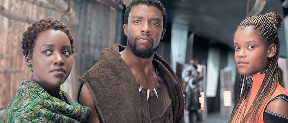 Für die Zukunft des Kontinents. Nakia (Lupita Nyong'o), Black Panther (Chadwick Boseman) und Shur (Letitia Wright) verteidigen das Königreich Wakanda.