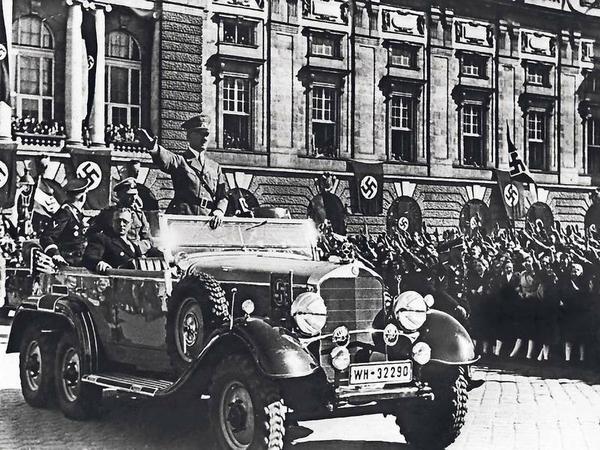 Vor dem Morden. Hitler grüßt in Wien die begeisterte Menge, neben ihm sitzt der österreichische NS-Chef Seyß-Inquart.