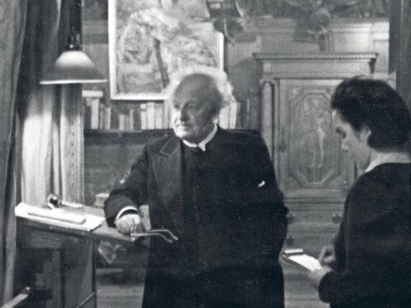 Der Meister diktiert. Gerhart Hauptmann am Stehpult mit seiner Sekretärin Annie Pollack in der Villa Wiesenstein. 