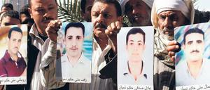 Märtyrer. Angehörige der entführten und später enthaupteten koptischen Arbeiter vor dem UN-Büro in Kairo. 