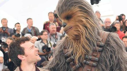 Han-Solo-Darsteller Alden Ehrenreich mit Chewbacca. 