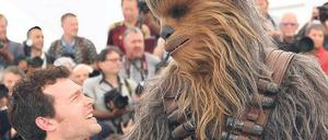 Han-Solo-Darsteller Alden Ehrenreich mit Chewbacca. 