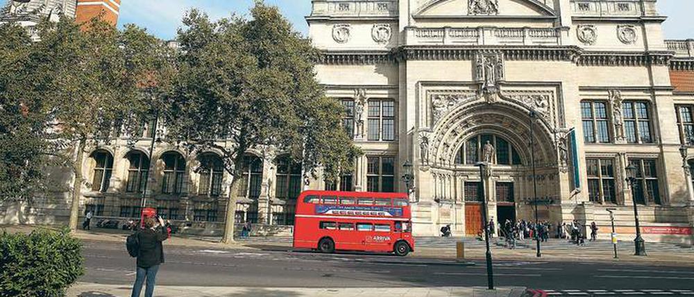 Obenauf. Das Londoner Victoria and Albert Museum warb Ende August 2016 mit einem Luftballon-Schwein über seinem Haupteingang für die anstehende Ausstellung zu Pink Floyd, der letzten, die Martin Roth dort noch auf den Weg gebracht hat. 