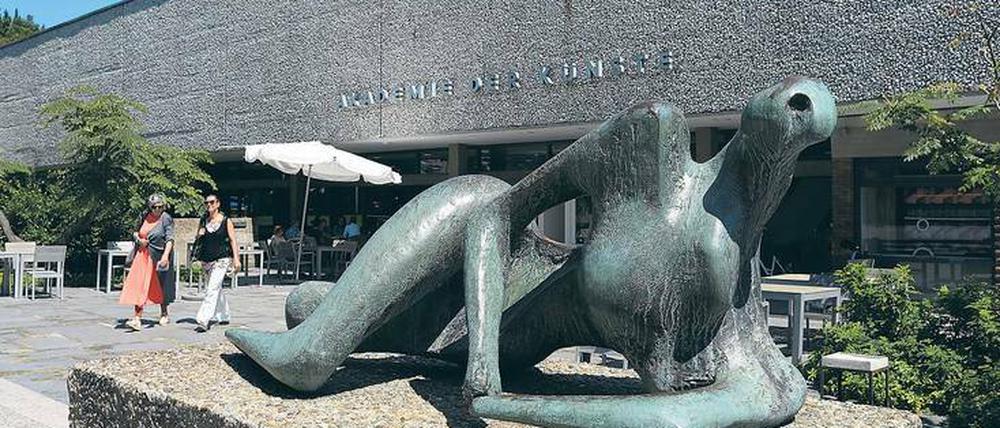 Henry Moores „Liegende“ vor der Akademie der Künste ist auch Gegenstück zu den pathetisch gereckten Männerfiguren der NS-Bildhauer. 