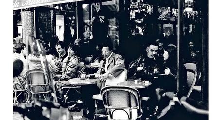 Mythos und Klischee. Pariser Café, 1977 fotografiert von Barbara Klemm.