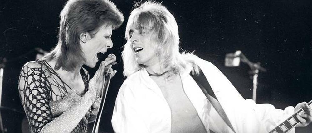 Mehr Glam war nie. David Bowie als Ziggy Stardust, begleitet von Mick Ronson. Mit einem zweideutigen Auftritt in der BBC-Show „Top of the Pops“ lösten sie 1972 einen Skandal aus.